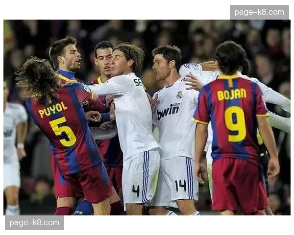 镜头特写：皮克看台观战国家德比，与友人讨论场上双方的防守落位。