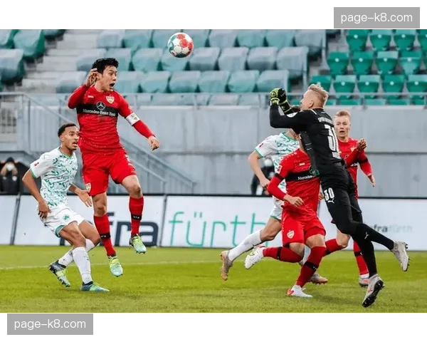 评论：VAR再次成为焦点，斯图加特绝杀球被吹引发对“清晰明显错误”标准的讨论。