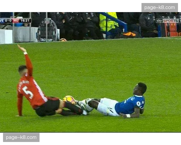 英超裁判委员会更新指导意见，明确“防守接触”在混合防守中的判罚尺度